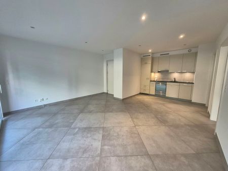 2PCES RECENT IN THE CITY CENTER - Photo 3