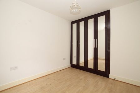 4 Bedroom Semi-Detached House - Photo 3