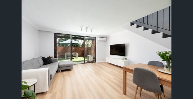 Modern townhouse with courtyard and garage. - Photo 1