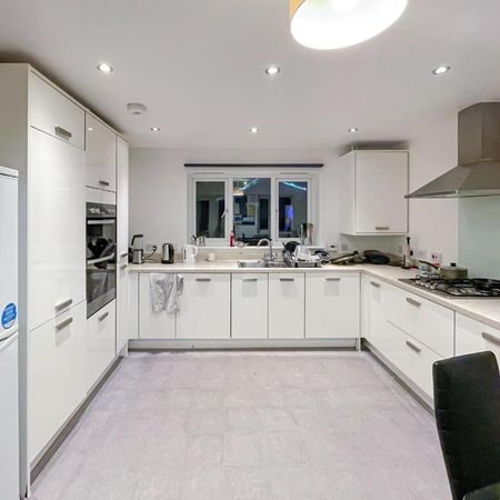 1 bedroom in a house share to rent - Photo 3