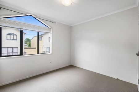 3 bedroom town house in Te Atatu - Photo 4