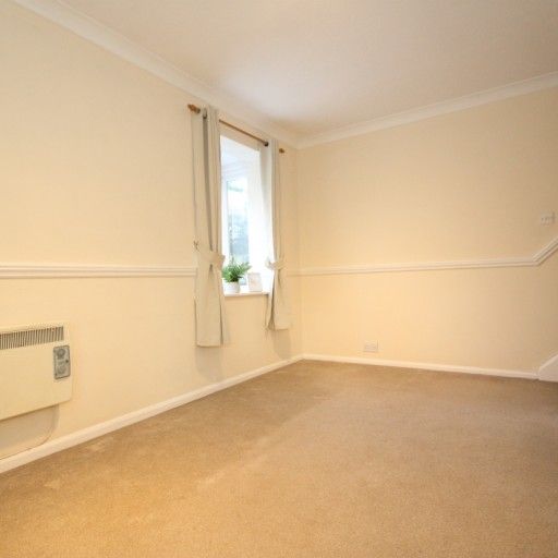 Goldsworth Park, Woking - Photo 1