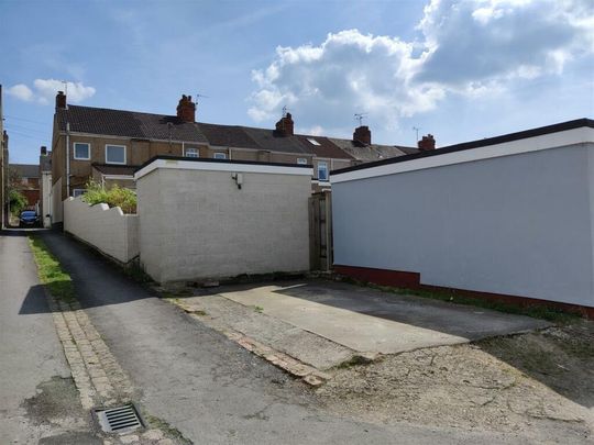 2 bedroom end of terrace house to rent - Photo 1