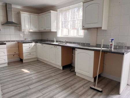 3 bedroom terraced house to rent - Photo 5