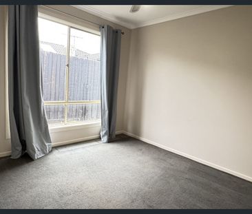 Spacious & Affordable 4-Bedroom Family Home in Cranbourne West - Photo 6