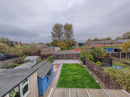 3 bedroom semi-detached house to rent - Photo 4