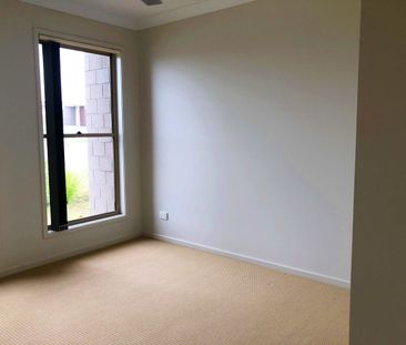 Air Conditioned Bright and Breezy Family Home! - Photo 3