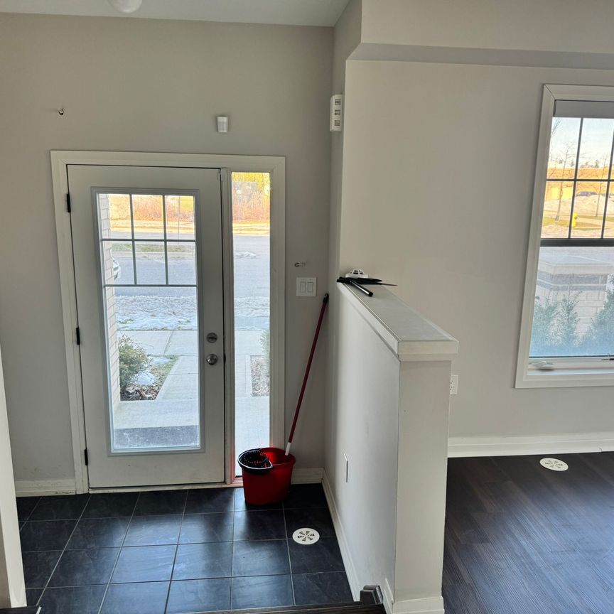 For Lease - 25 Prince William Boulevard, Clarington, Ontario - Photo 1