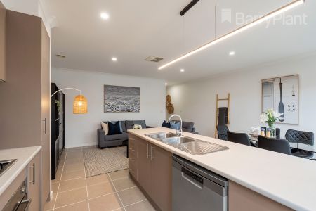 15 Hadley Lane, Craigieburn VIC 3064 - House For Rent | Domain - Photo 5