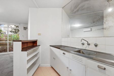Charming 1-Bedroom Apartment in Prime St Kilda Location - Photo 4