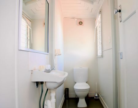 5 Bedroom 2 Bathroom(Whole Apartment) - Photo 5