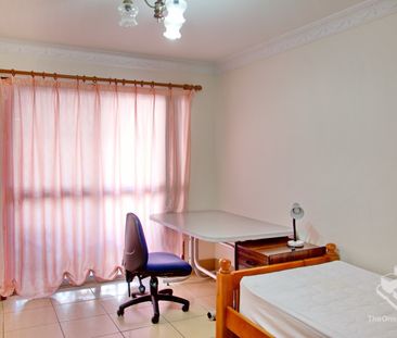 Furnished 4 bedrooms walking to school and shopping centre - Photo 4