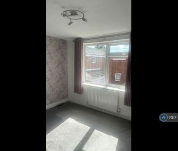 3 bedroom end of terrace house to rent - Photo 4