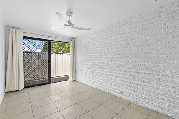 Spacious Duplex in Broadbeach Waters - Photo 1