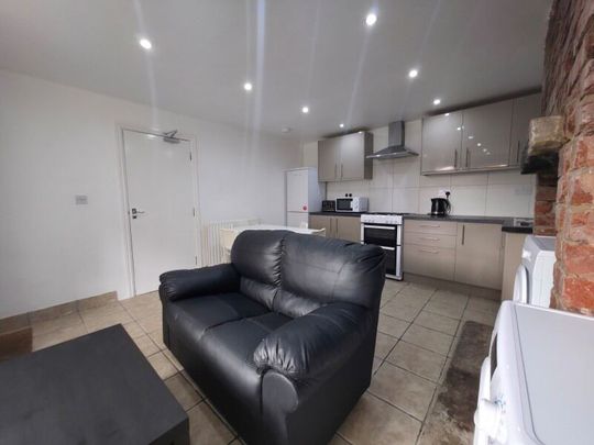 Wrangthorn Avenue, Hyde Park - Photo 1