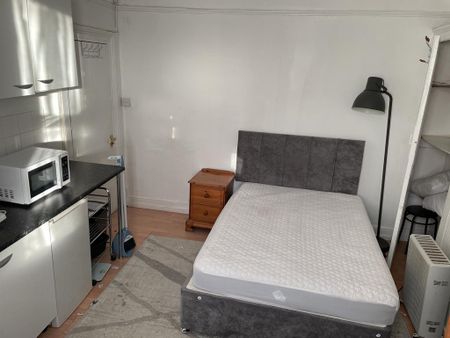 1 bedroom in a flat share to rent - Photo 2