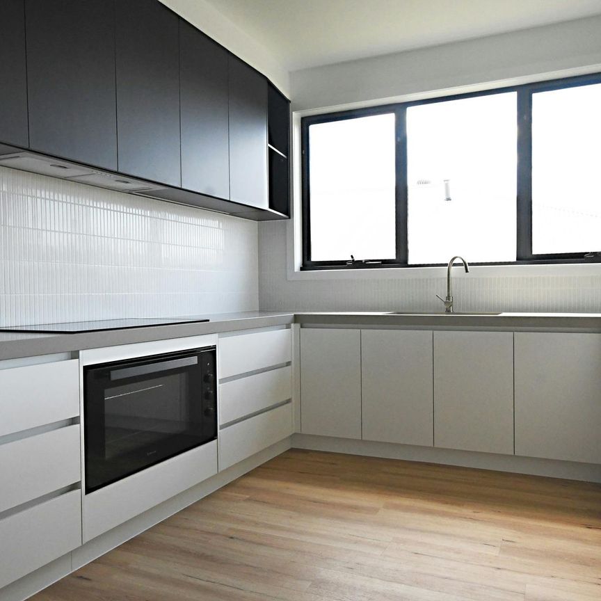Stylishly built and presented 4 bedroom family home with study and three bathrooms - Photo 1