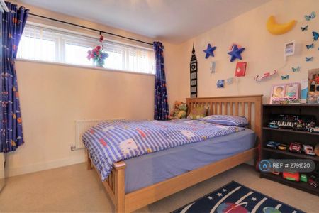 3 bedroom semi-detached house to rent - Photo 2