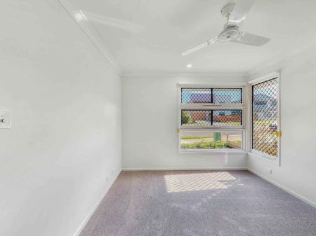 Spacious Family Home - Large Backyard! - Photo 5