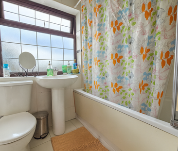 4 bedroom semi-detached house to rent - Photo 4