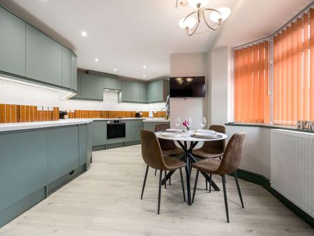 OX Living is proud to present this high-quality 3-bedroom co-living property, perfect for working professionals looking for stylish, stress-free living. Room 2 - Photo 4