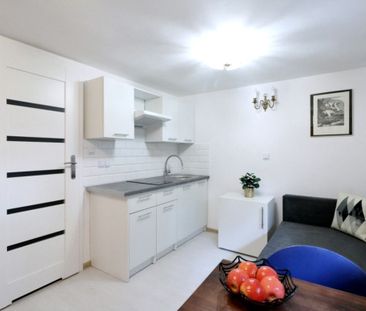 Umeblowana kawalerka w kameralnym budynku-Zacisze 17.5 m² - Photo 1