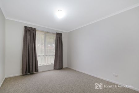 SPACIOUS THREE BEDROOM HOME IN POPULAR NORRIS PARK! - Photo 2