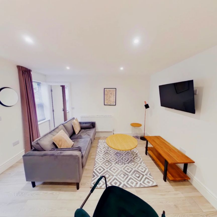 2 Ensuite Bedroom - Photo 1