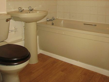 Flat to rent on - Photo 4