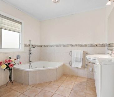 Quiet, Sun-Drenched Upstairs Retreat in Remuera - Photo 3