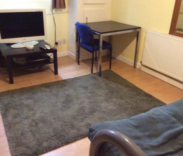 1 bedroom in a flat share to rent - Photo 3