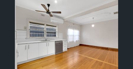 Spacious Family Home in Northcote - Photo 3
