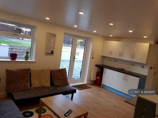 1 bedroom in a house share to rent - Photo 1