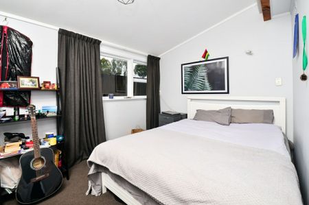 Spacious 5-Bedroom Family Home with Flexible Living - Photo 3