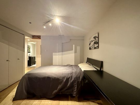 Superbe Condo situé dans le vieux-Montréal, complètement meublé et tout inclus. - Photo 1