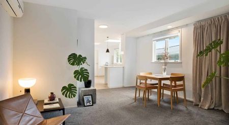 Modern, Renovated Home with Flexible Living - Photo 2