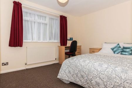 £722 p/w (£3,129 pcm) - Photo 4