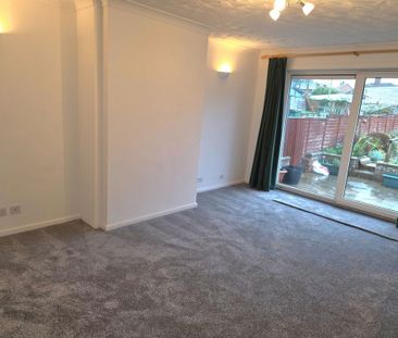 3 bedroom semi-detached bungalow to rent - Photo 2