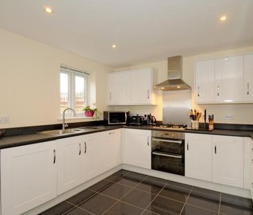 4 bedroom semi-detached house to rent - Photo 6