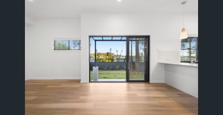 Spacious three-bedroom, two-bathroom townhouse overlooking reserve - Photo 3