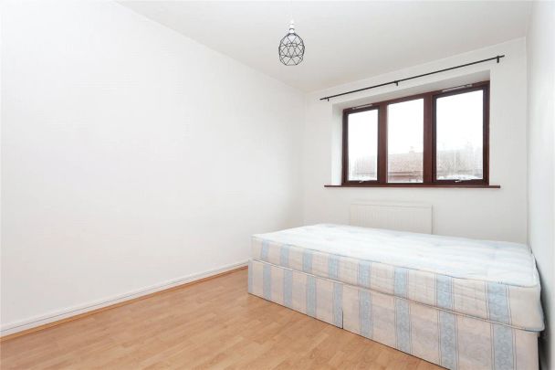 3 bedroom flat in London - Photo 1