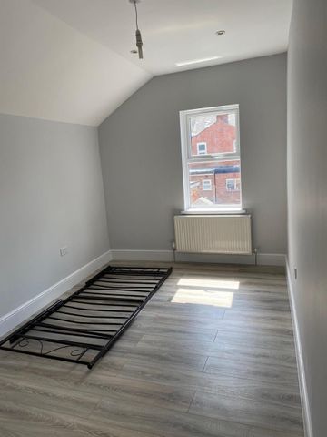 4 Bed Terraced House, Curzon Street, RG30 - Photo 2
