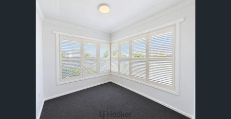 Spacious Five-Bedroom Family Home with Freshly Updated Interiors! - Photo 4