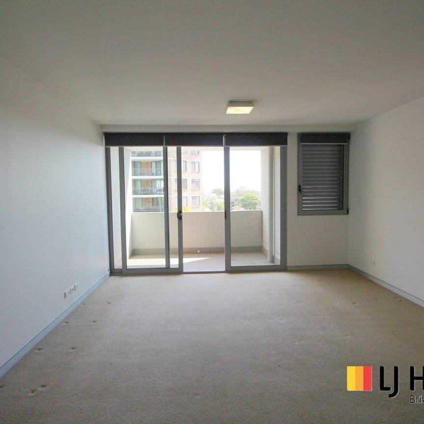 85MODERN HIGH RISE 2 BEDROOM + 2 BATHROOM APARTMENT - POOL IN COMPLEX - Photo 1