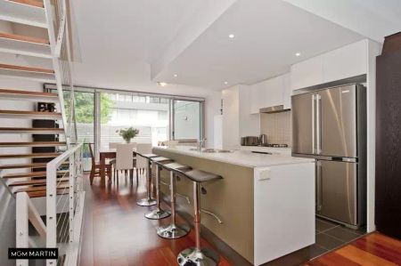 MGM MARTIN - AIR CONDITIONED THREE BEDRROM TOWNHOUSE + Self contained office/bedroom - Photo 3