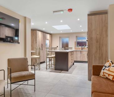🏡 Stunning 5-Bedroom HMO | All Ensuite | Fully Renovated | Castle B... - Photo 3