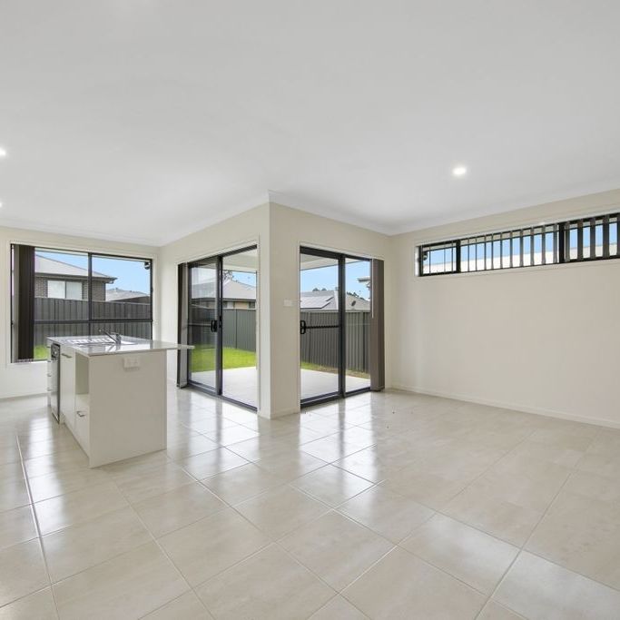 Modern unit with location conveniences - Photo 1