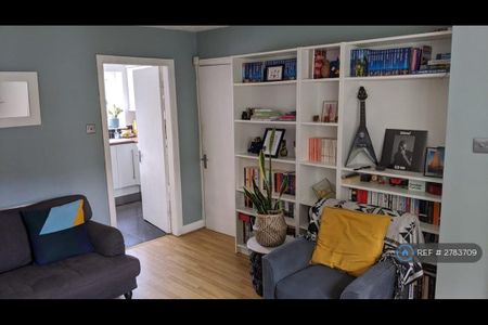 2 bedroom semi-detached house to rent - Photo 4