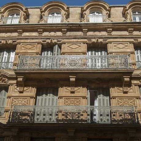 Centre de sedan dans immeuble ancien situé en arrière cour - Photo 1