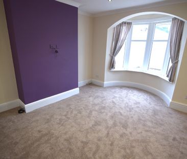To Let 4 Bed Mid Terraced House - Photo 4